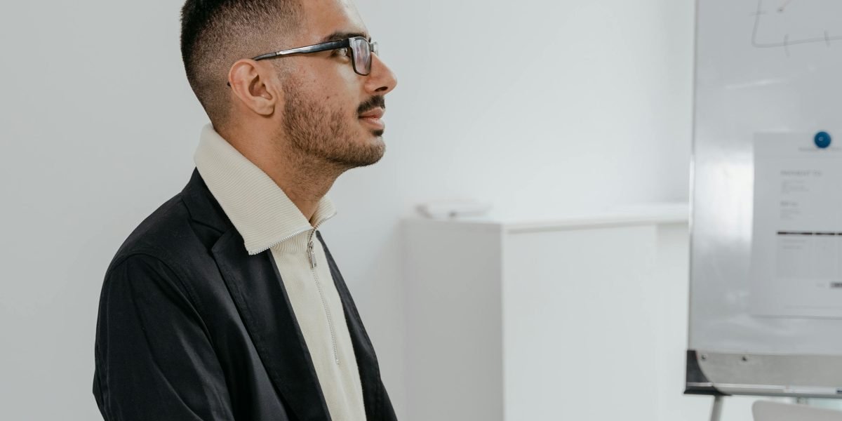 A person focused on selecting the right data analytics course, considering their professional and educational goals.