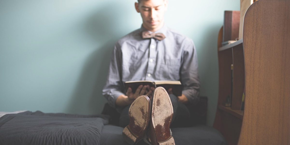 A person deeply engrossed in a book or activity, symbolizing the immersive engagement fostered by long advertising.
