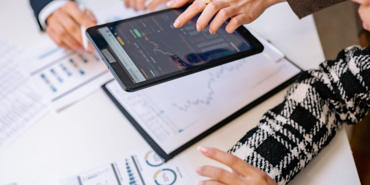 A team collaborates, discussing data analysis insights derived from advanced platform features, ensuring accuracy.